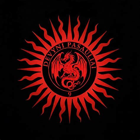 Nuotrauka iš tragedijos vietos, vaizduojanti sudegusius vagonus ir aplinkinius medžius