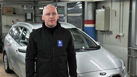 Instruktorius su mokiniu automobilio salone