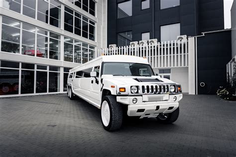 Juodas Hummer H2 limuzinas mieste