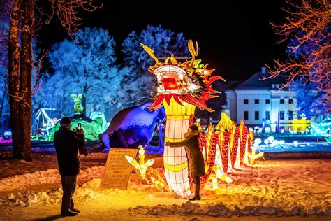 Procesija su Yanxiang festivalio žibintais