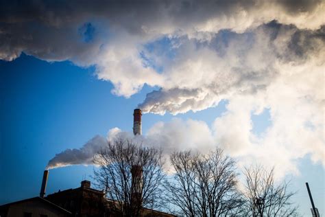 Vaizdinė iliustracija: Mėlyni dūmai iš išmetimo vamzdžio kaip turbinos gedimo požymis