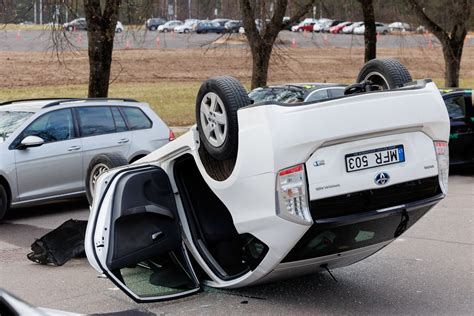 Automobilis po susidūrimo su stulpu
