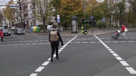 Vaizdinė medžiaga, iliustruojanti draudimą stovėti prie pėsčiųjų perėjos