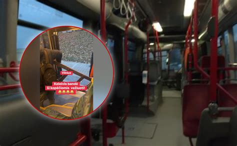 Žmonės kraunasi daiktus į mikroautobusą