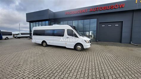 Nuotrauka iš vidaus: tvarkingas mikroautobuso salonas su modernia įranga