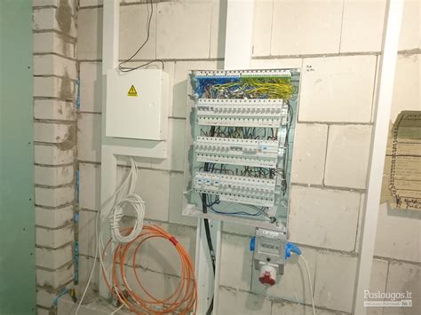 Elektrikas atlieka darbus su elektros instaliacija
