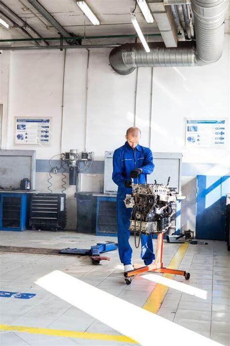Profesionalus autoservisas atlieka automobilio važiuoklės remontą