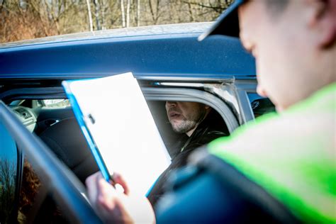 Vyras programuoja automobilio signalizacijos pultelį