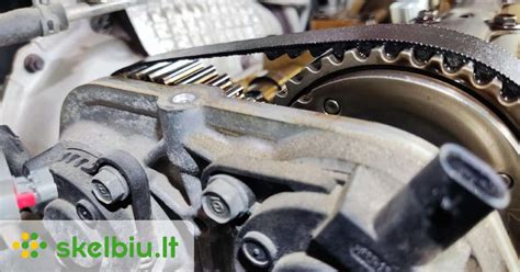 Serviso mechanikas tikrina automatinę greičių dėžę