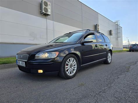 Skirtingų spalvų Volvo V50 automobiliai