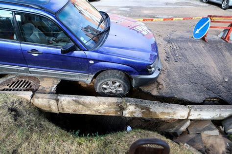 Automobilis įveikia vandens kliūtį