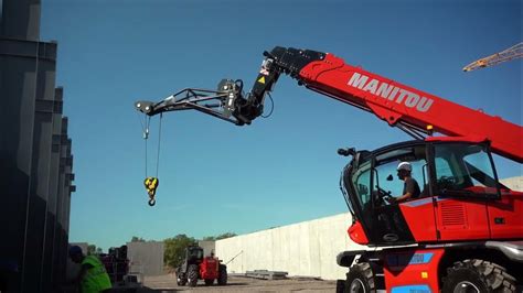 Teleskopinis krautuvas atlieka krovimo darbus