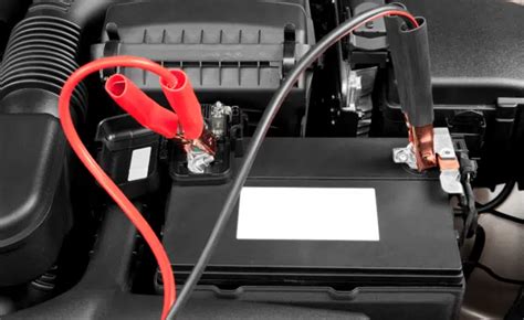 Automobilis su prijungtais užvedimo laidais