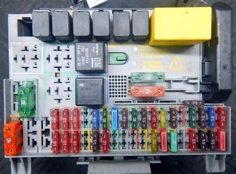 Opel Zafira (2001) variklio skyriaus saugiklių dėžės schema