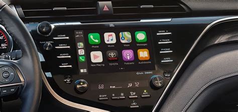 Toyota Camry su Android Auto ir Apple CarPlay