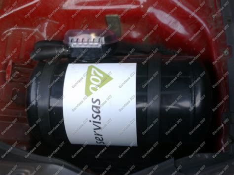 Nuotrauka: Cilindrinis dujų balionas sumontuotas automobilio bagažinėje