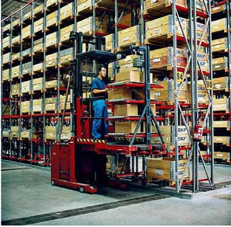 Sandėlio darbuotojas su krautuvu