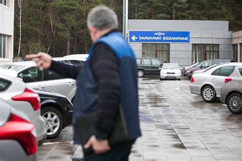Vairavimo mokytojas moko studentą