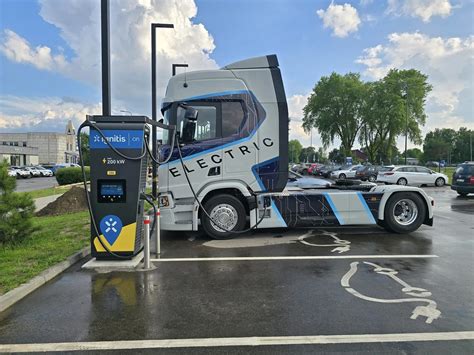 Elektrinio sunkvežimio surinkimas CKD gamykloje