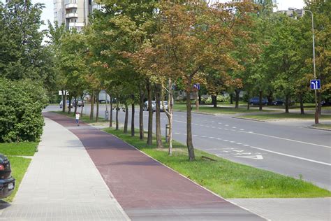 Dviračių takas su nelygia danga ir kliūtimis