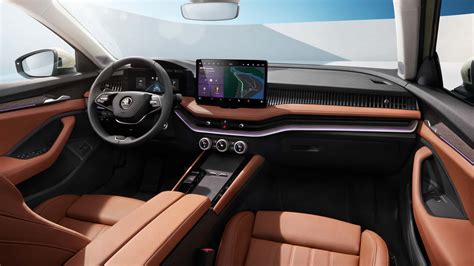 Skoda Superb vairuotojo kabina su multimedijos sistema