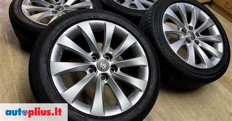 Nuotrauka su Opel Insignia automobiliu ir žieminėmis padangomis