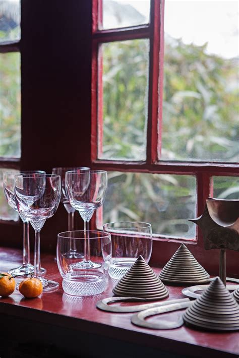 taurė rožinio vyno su vaisiais