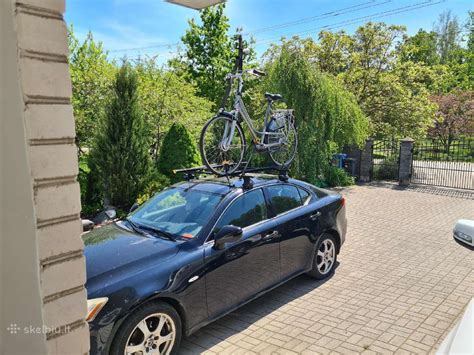 nuotrauka su dviračių laikikliu ant automobilio stogo
