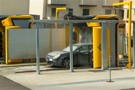 Interjero vaizdas automobilių plovyklos su skirtingomis programomis