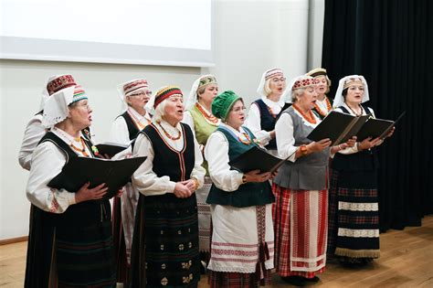 Įvairūs instruktoriai su mokiniais