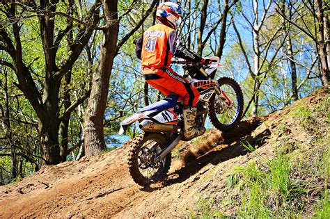 Enduro motociklo važiavimas per kliūtis