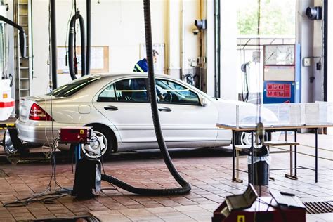 Autoserviso interjeras su automobiliais ir įranga