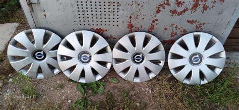 Schematinis palyginimas: plastikiniai vs. metaliniai ratų gaubtai