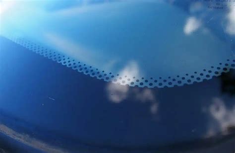 Juodo ir balto automobilio temperatūros skirtumas saulėje