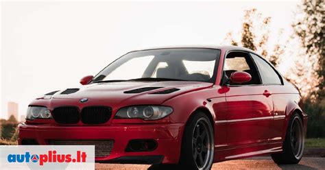 BMW 330 Kupe važiuojant keliu