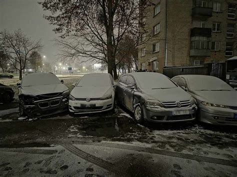 Nuotrauka iš įvykio vietos, rodanti dūmus ir griuvėsius