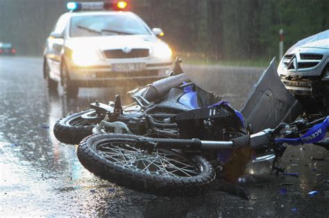 Motociklas ir automobilis avarijos vietoje