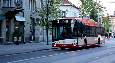 Troleibusas stotelėje