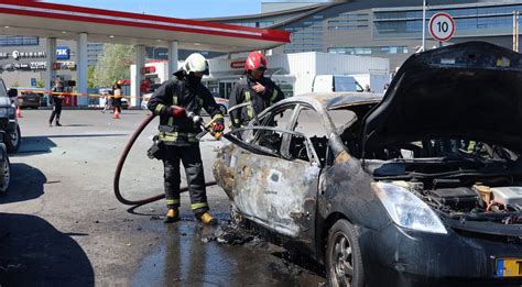 susižeidęs automobilis degalinėje