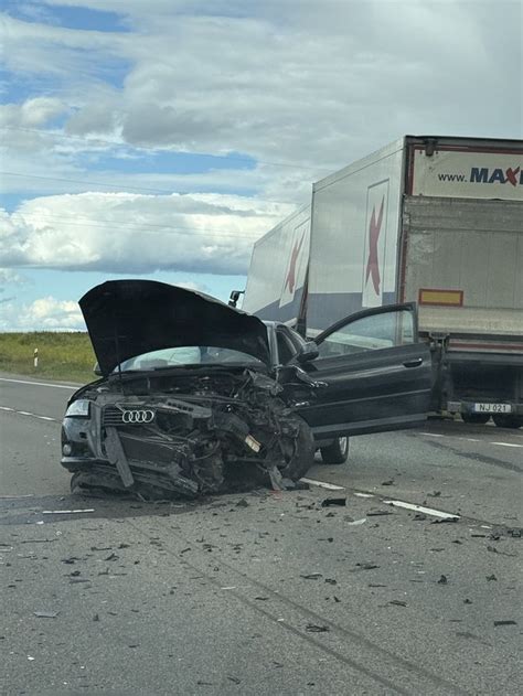 sunkvežimis ir automobiliai po avarijos
