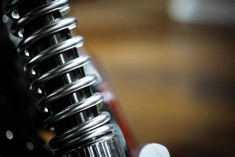 Grafikas su amortizatorių priežiūros svarbos palyginimu su automobilio priežiūra