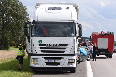 Vairuotojas kraunantis krovinį į sunkvežimį