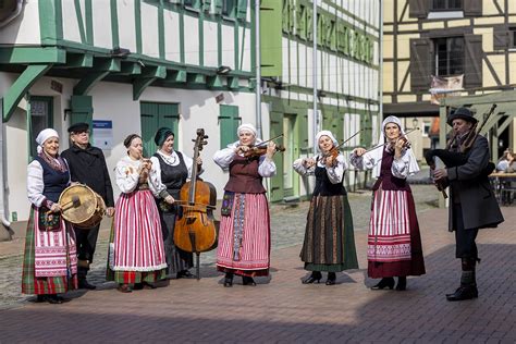 Muzikantai groja su senais instrumentais