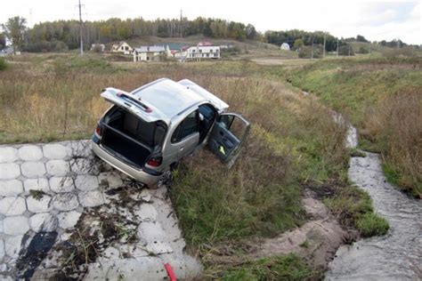 Vaizdinis pavyzdys, kaip automobilis stovi ant šlaito
