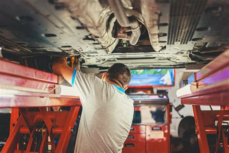 Mechanikas tikrina automobilio pakabą ant keltuvo