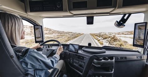 Interjero nuotrauka, rodanti vairuotojo vietą ir multimedijos sistemą