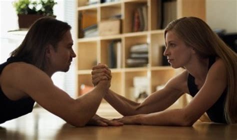 Vyras ir moteris skaito BMW katalogą