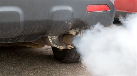 Schematinis dyzelinio variklio skyriaus su kaitinimo žvake vaizdas