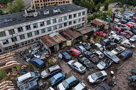 Simbolinis vaizdas: automobilių laužynas