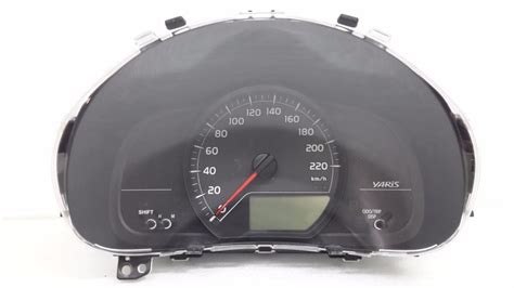 Toyota Yaris prietaisų skydelis ir vairas